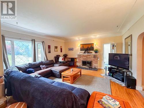 3045 Valleyview Road, Penticton, BC - Indoor Photo Showing Living Room With Fireplace