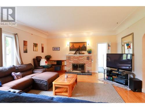 3045 Valleyview Road, Penticton, BC - Indoor Photo Showing Living Room With Fireplace