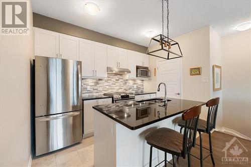 365 Haliburton Heights Unit#C, Ottawa, ON - Indoor Photo Showing Kitchen With Upgraded Kitchen