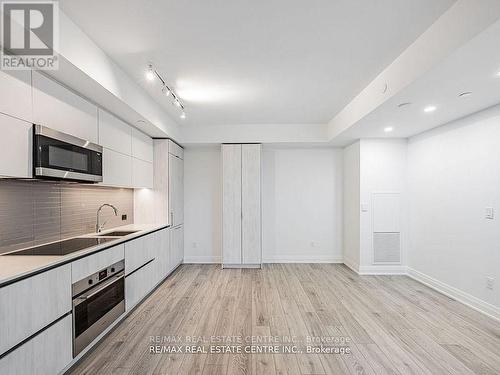 201 - 21 Park Street E, Mississauga, ON - Indoor Photo Showing Kitchen