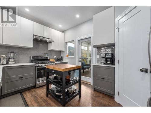 2714 Beachmount Crescent, Kamloops, BC - Indoor Photo Showing Kitchen