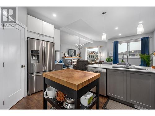 2714 Beachmount Crescent, Kamloops, BC - Indoor Photo Showing Kitchen With Double Sink