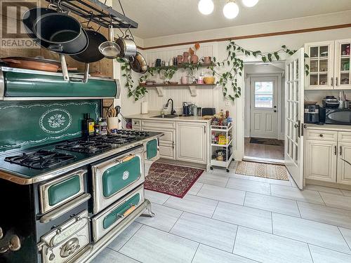 218 13Th Avenue S, Cranbrook, BC - Indoor Photo Showing Kitchen