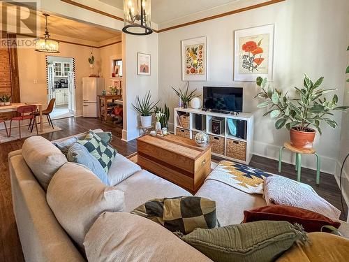 218 13Th Avenue S, Cranbrook, BC - Indoor Photo Showing Living Room