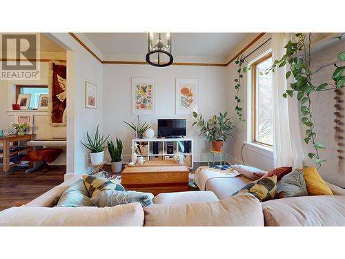 218 13Th Avenue S, Cranbrook, BC - Indoor Photo Showing Living Room