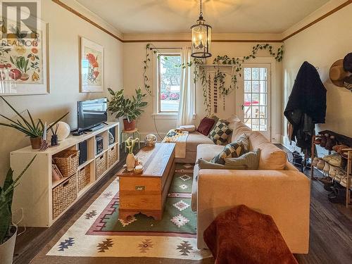 218 13Th Avenue S, Cranbrook, BC - Indoor Photo Showing Living Room