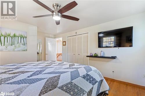 Bedroom featuring a closet, hardwood / wood-style flooring, and ceiling fan - 2604 Homelands Drive, Mississauga, ON - Indoor Photo Showing Bedroom