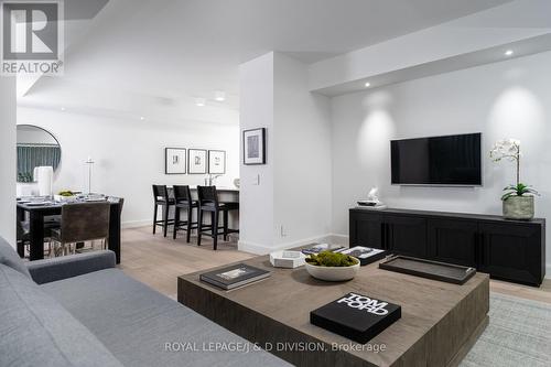 2601 - 200 Cumberland Street, Toronto, ON - Indoor Photo Showing Living Room