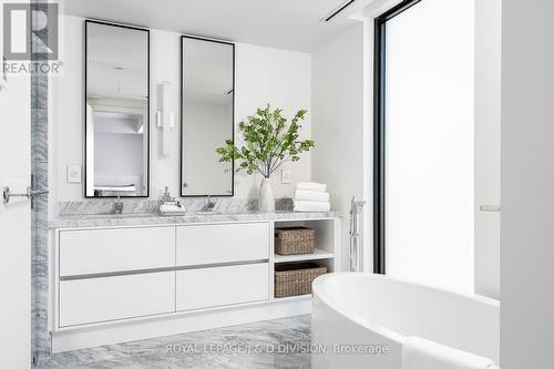 2601 - 200 Cumberland Street, Toronto, ON - Indoor Photo Showing Bathroom