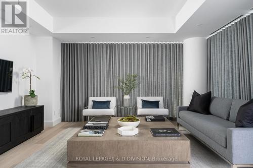 2601 - 200 Cumberland Street, Toronto, ON - Indoor Photo Showing Living Room