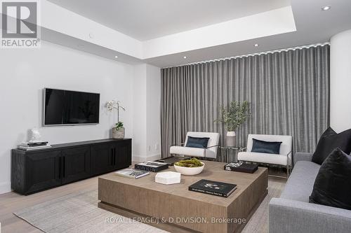 2601 - 200 Cumberland Street, Toronto, ON - Indoor Photo Showing Living Room