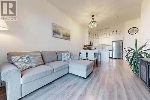 Ph 01 - 11611 Yonge Street, Richmond Hill, ON - Indoor Photo Showing Living Room