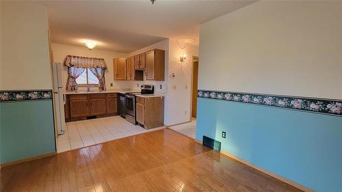 39 Brotman Bay, Winnipeg, MB - Indoor Photo Showing Kitchen With Double Sink