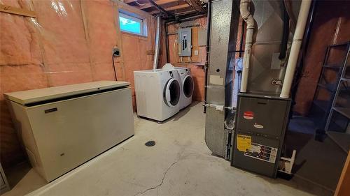 39 Brotman Bay, Winnipeg, MB - Indoor Photo Showing Laundry Room