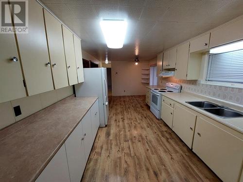 17 7Th Avenue, Keremeos, BC - Indoor Photo Showing Kitchen With Double Sink