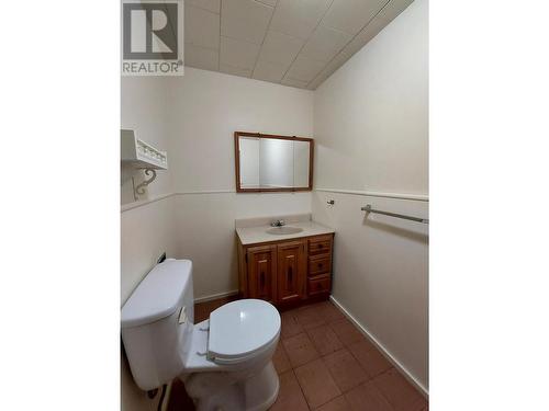 17 7Th Avenue, Keremeos, BC - Indoor Photo Showing Bathroom