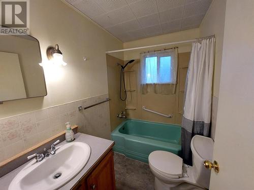 17 7Th Avenue, Keremeos, BC - Indoor Photo Showing Bathroom