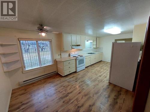 17 7Th Avenue, Keremeos, BC - Indoor Photo Showing Kitchen