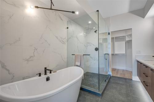 102-1100 Antler Drive, Penticton, BC - Indoor Photo Showing Bathroom