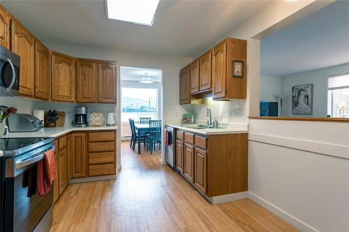 215-1329 Klo Road, Kelowna, BC - Indoor Photo Showing Kitchen