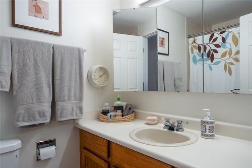 215-1329 Klo Road, Kelowna, BC - Indoor Photo Showing Bathroom