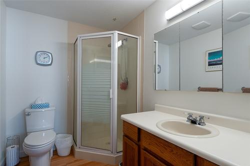 215-1329 Klo Road, Kelowna, BC - Indoor Photo Showing Bathroom