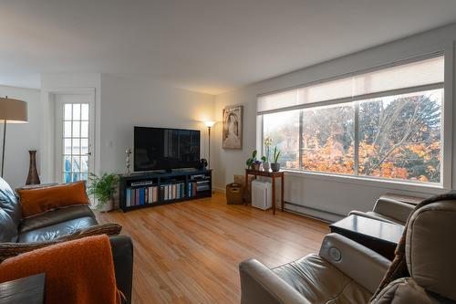 215-1329 Klo Road, Kelowna, BC - Indoor Photo Showing Living Room