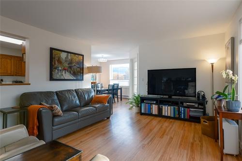 215-1329 Klo Road, Kelowna, BC - Indoor Photo Showing Living Room