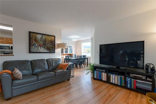 215-1329 Klo Road, Kelowna, BC - Indoor Photo Showing Living Room