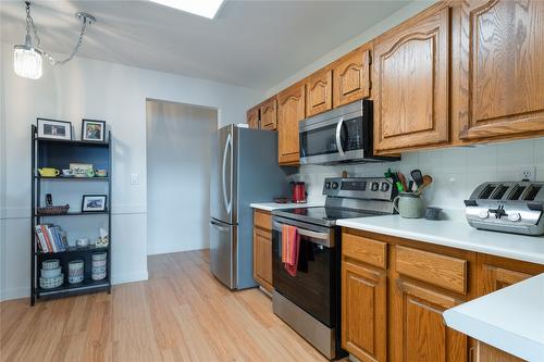 215-1329 Klo Road, Kelowna, BC - Indoor Photo Showing Kitchen