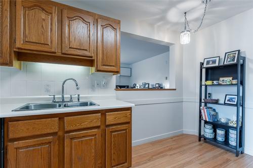 215-1329 Klo Road, Kelowna, BC - Indoor Photo Showing Kitchen With Double Sink