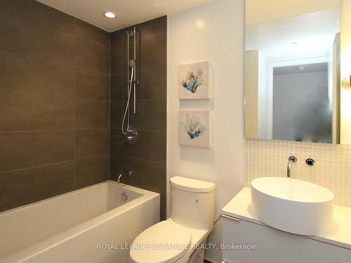 303-185 Roehampton Ave, Toronto, ON - Indoor Photo Showing Bathroom