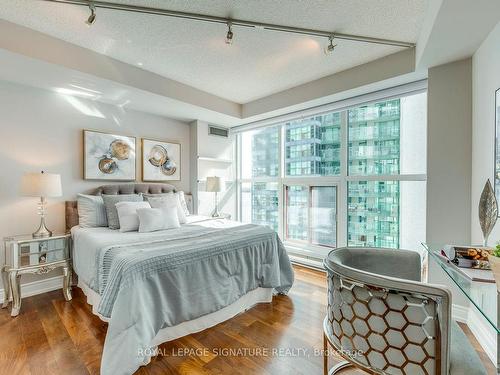 2207-77 Harbour Sq, Toronto, ON - Indoor Photo Showing Bedroom