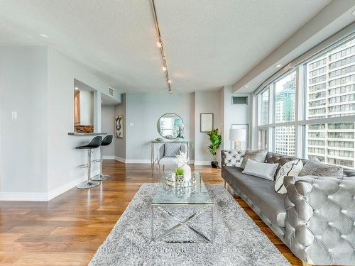 2207-77 Harbour Sq, Toronto, ON - Indoor Photo Showing Living Room