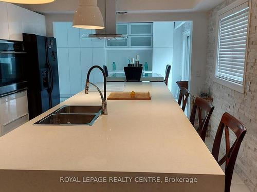 1768 Sherwood Forrest Circle, Mississauga, ON - Indoor Photo Showing Kitchen With Double Sink