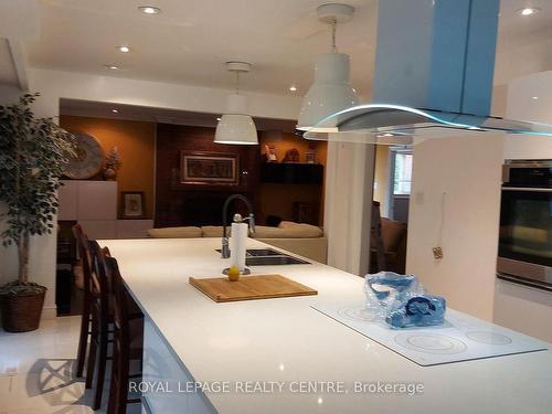 1768 Sherwood Forrest Circ, Mississauga, ON - Indoor Photo Showing Kitchen