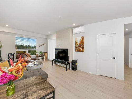 409-958 Pharoah Mews, Langford, BC - Indoor Photo Showing Living Room