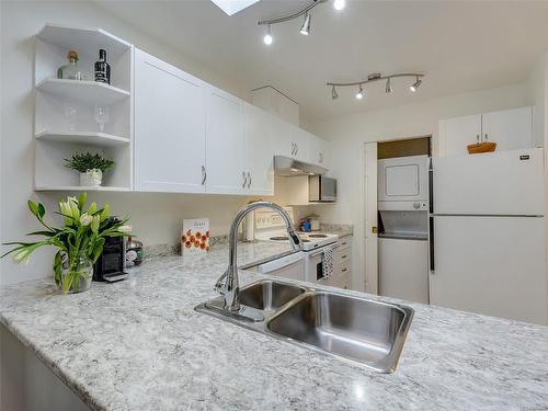 306-1032 Inverness Rd, Saanich, BC - Indoor Photo Showing Kitchen With Double Sink