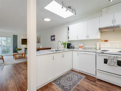 306-1032 Inverness Rd, Saanich, BC - Indoor Photo Showing Kitchen