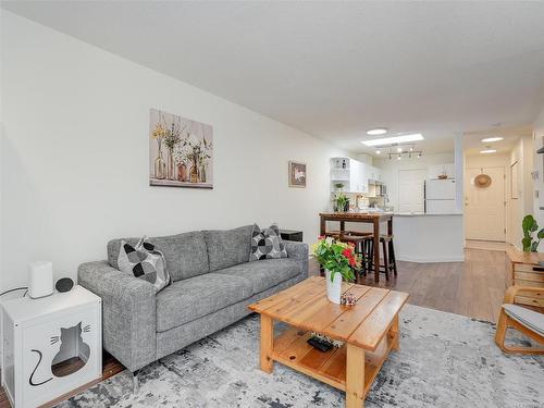 306-1032 Inverness Rd, Saanich, BC - Indoor Photo Showing Living Room