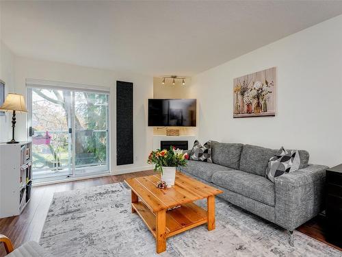 306-1032 Inverness Rd, Saanich, BC - Indoor Photo Showing Living Room