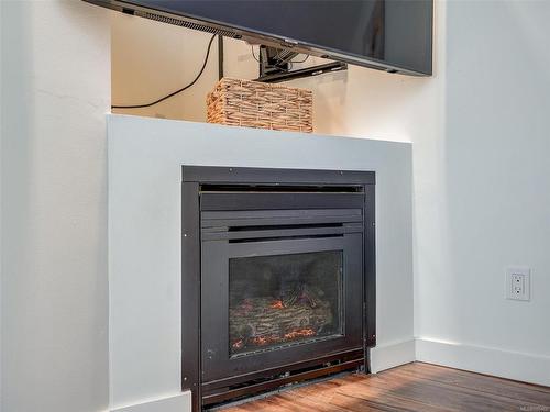 306-1032 Inverness Rd, Saanich, BC - Indoor Photo Showing Living Room With Fireplace