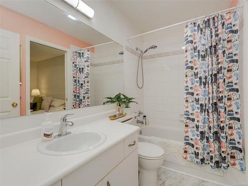 306-1032 Inverness Rd, Saanich, BC - Indoor Photo Showing Bathroom