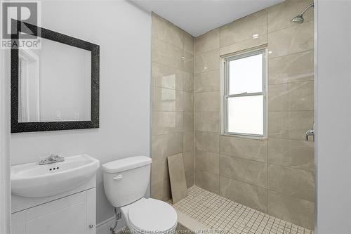 3872 Peter Street, Windsor, ON - Indoor Photo Showing Bathroom