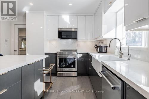 19661 Kennedy Road, East Gwillimbury, ON - Indoor Photo Showing Kitchen With Upgraded Kitchen