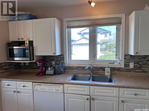 402 Buckwold Cove, Saskatoon, SK - Indoor Photo Showing Kitchen With Double Sink