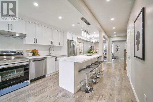 4039 Farrier Court, Mississauga, ON - Indoor Photo Showing Kitchen With Upgraded Kitchen