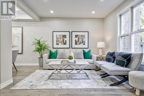 4039 Farrier Court, Mississauga, ON - Indoor Photo Showing Living Room