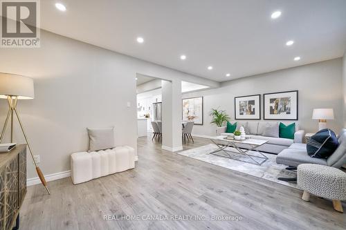 4039 Farrier Court, Mississauga, ON - Indoor Photo Showing Living Room