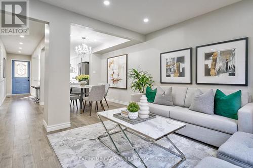 4039 Farrier Court, Mississauga, ON - Indoor Photo Showing Living Room